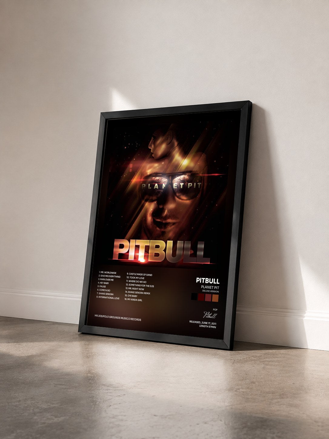 #noir Planet Pit (Deluxe Version) von Pitbull als gerahmter Kunstdruck von schräg gesehen, schwarzer Rahmen