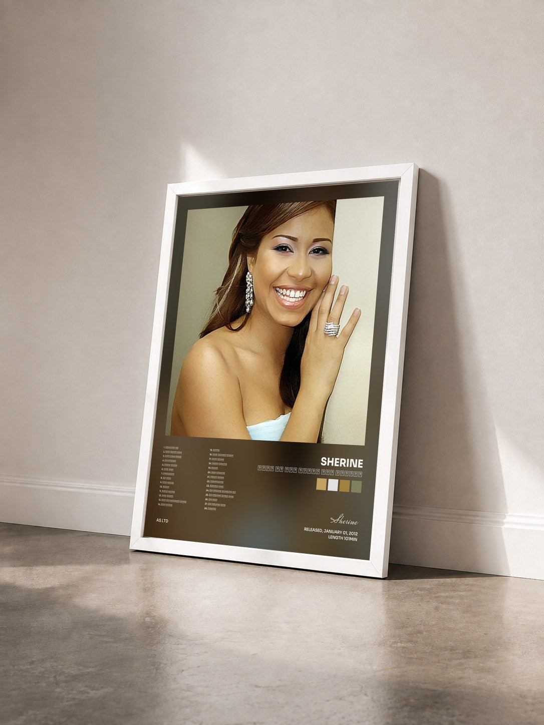 #blanc Tableau de l'album احلي ما غنت شيرين عبد الوهاب de Sherine vu de trois quarts, cadre blanc