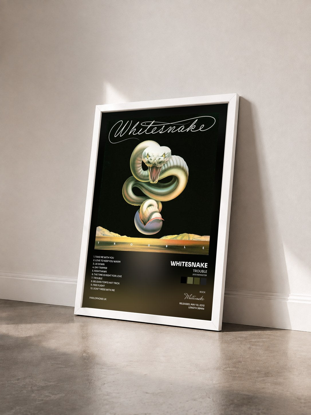 #blanc Trouble (2013 Remaster) di Whitesnake in stampa incorniciata vista di tre quarti, cornice bianca