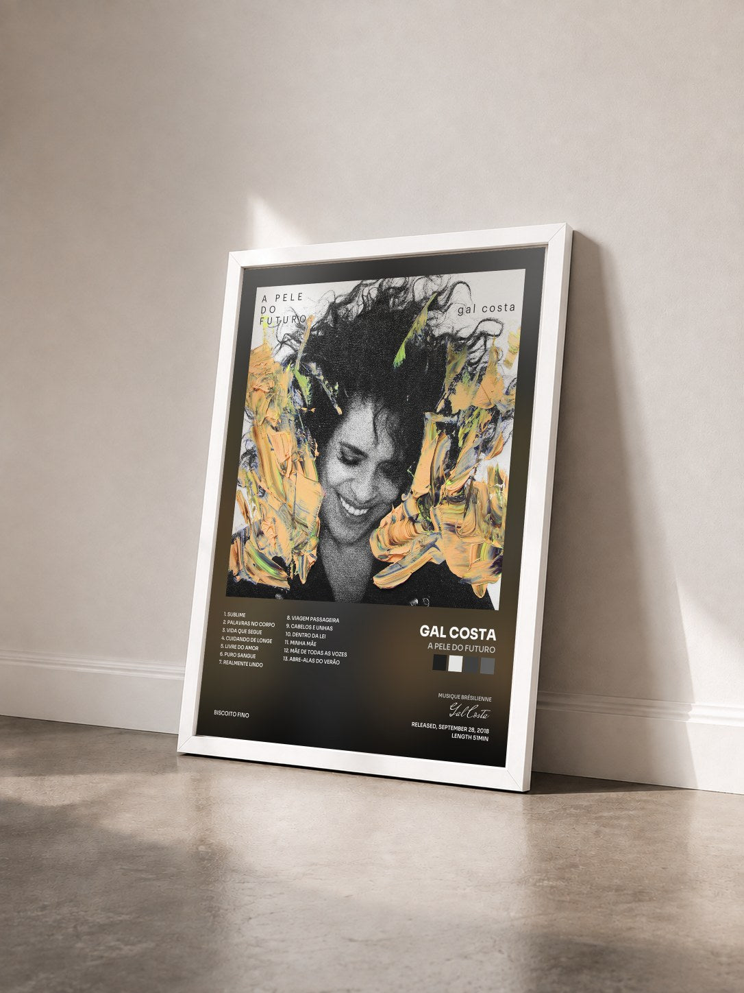 #blanc Tableau de l'album A Pele do Futuro de Gal Costa vu de trois quarts, cadre blanc