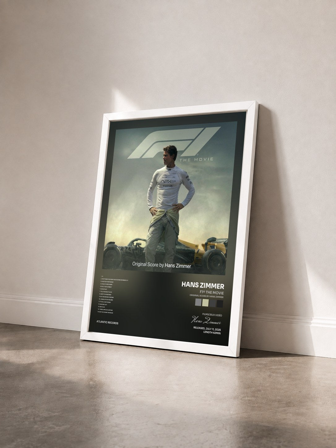 #blanc Tableau de l'album F1® The Movie (Original Score By Hans Zimmer) de Hans Zimmer vu de trois quarts, cadre blanc