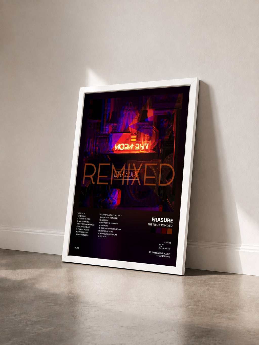#blanc The Neon Remixed di Erasure in stampa incorniciata vista di tre quarti, cornice bianca