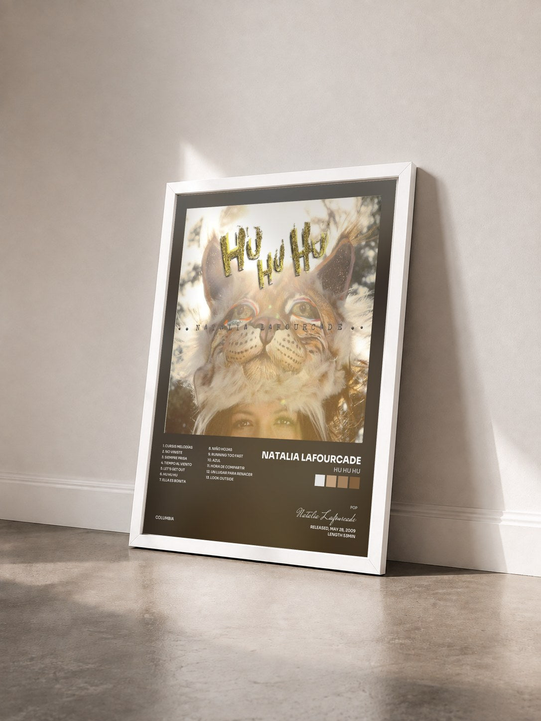 #blanc Tableau de l'album HU HU HU de Natalia Lafourcade vu de trois quarts, cadre blanc