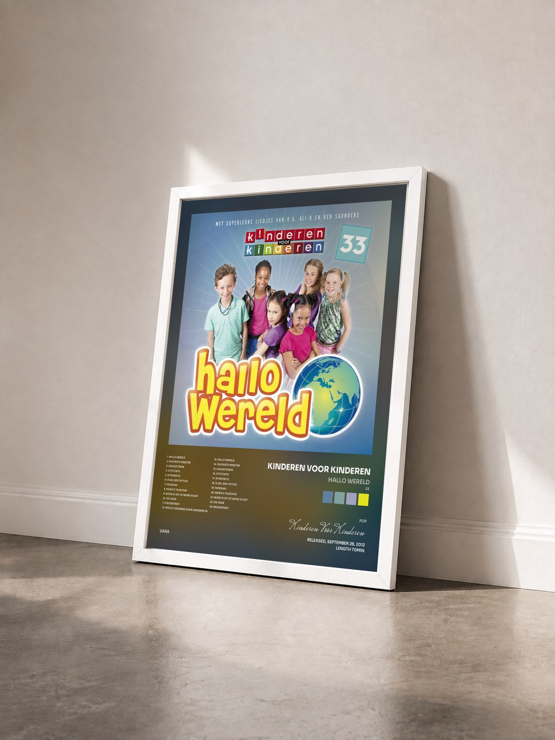 #blanc Tableau de l'album Hallo Wereld (33) de Kinderen Voor Kinderen vu de trois quarts, cadre blanc
