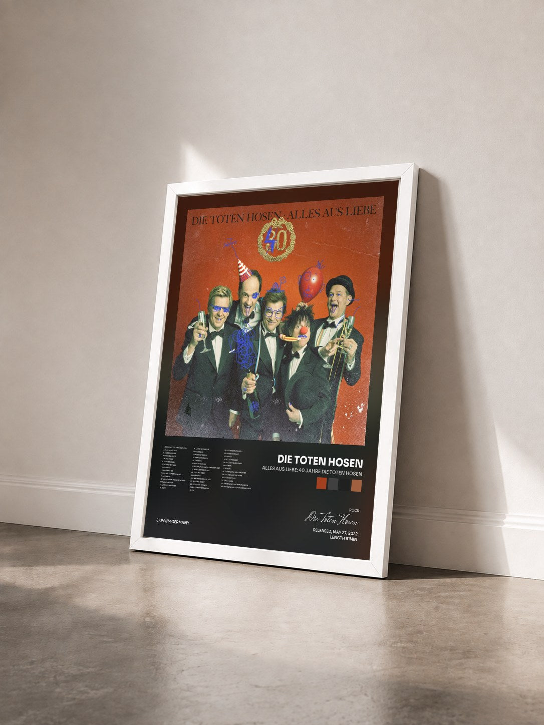 #blanc Tableau de l'album Alles aus Liebe: 40 Jahre Die Toten Hosen de Die Toten Hosen vu de trois quarts, cadre blanc
