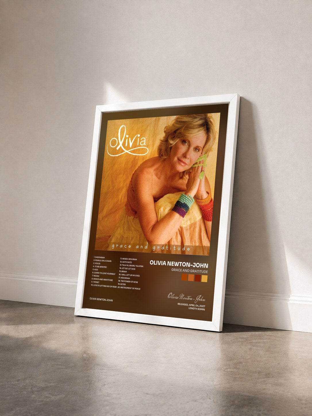 #blanc Tableau de l'album Grace And Gratitude de Olivia Newton-John vu de trois quarts, cadre blanc