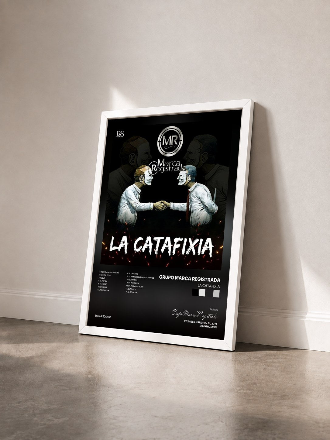 #blanc Tableau de l'album La Catafixia de Grupo Marca Registrada vu de trois quarts, cadre blanc