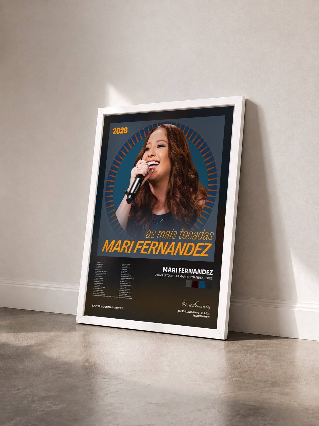 #blanc Tableau de l'album As Mais Tocadas Mari Fernandez - 2026 de Mari Fernandez vu de trois quarts, cadre blanc