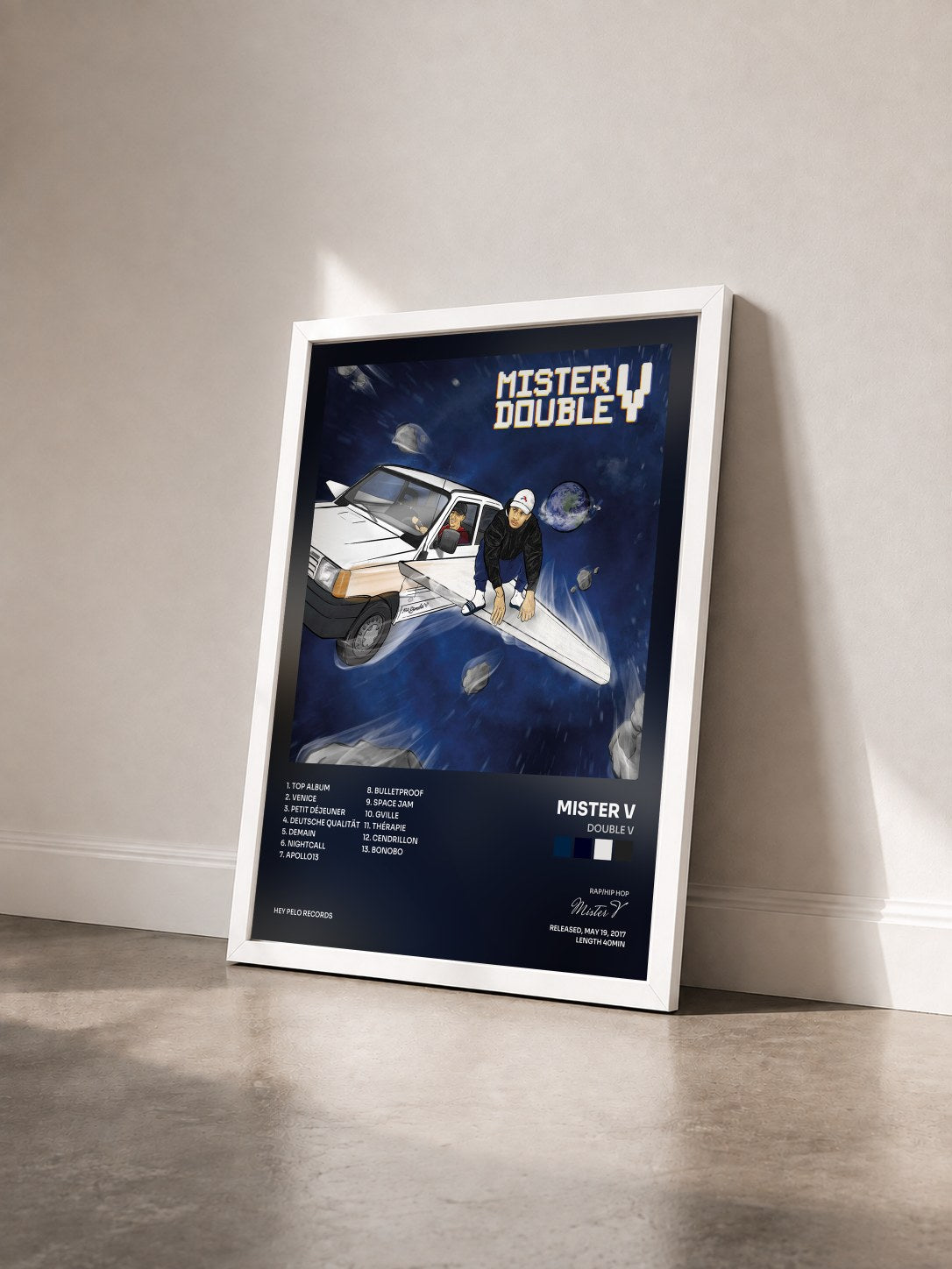 #blanc Double V di Mister V in stampa incorniciata vista di tre quarti, cornice bianca