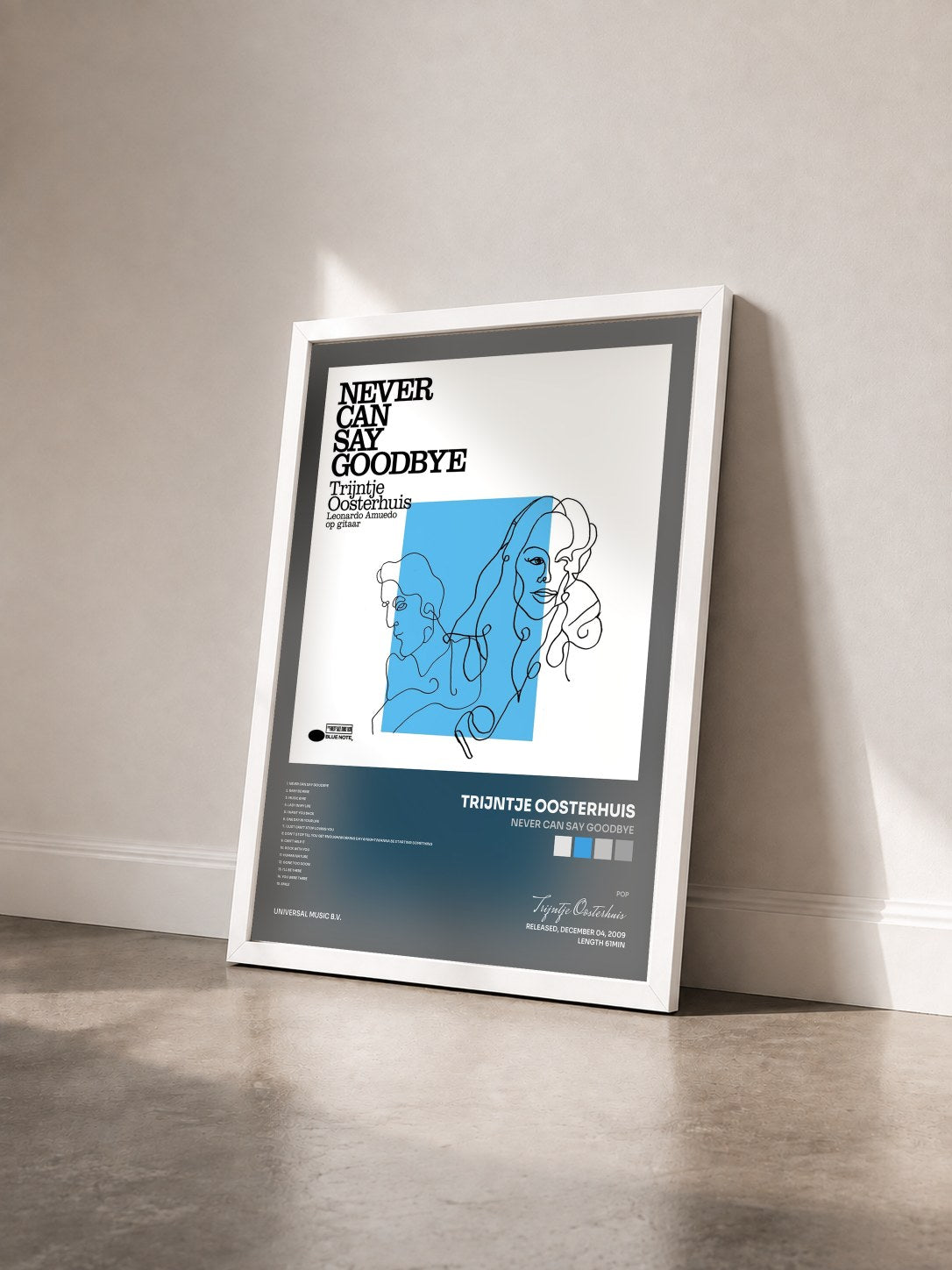 #blanc Tableau de l'album Never Can Say Goodbye de Trijntje Oosterhuis vu de trois quarts, cadre blanc