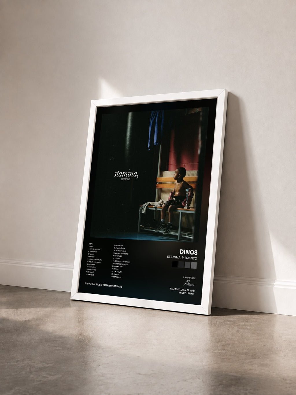 #blanc Tableau de l'album Stamina, Memento de Dinos vu de trois quarts, cadre blanc