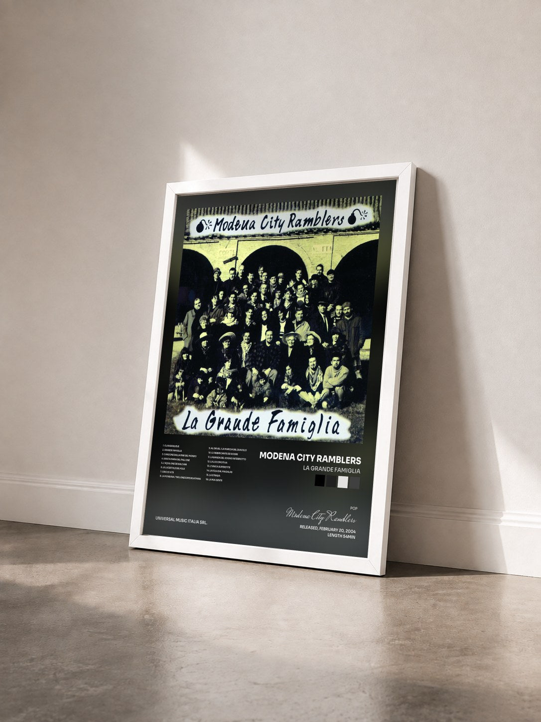 #blanc Tableau de l'album La Grande Famiglia de Modena City Ramblers vu de trois quarts, cadre blanc