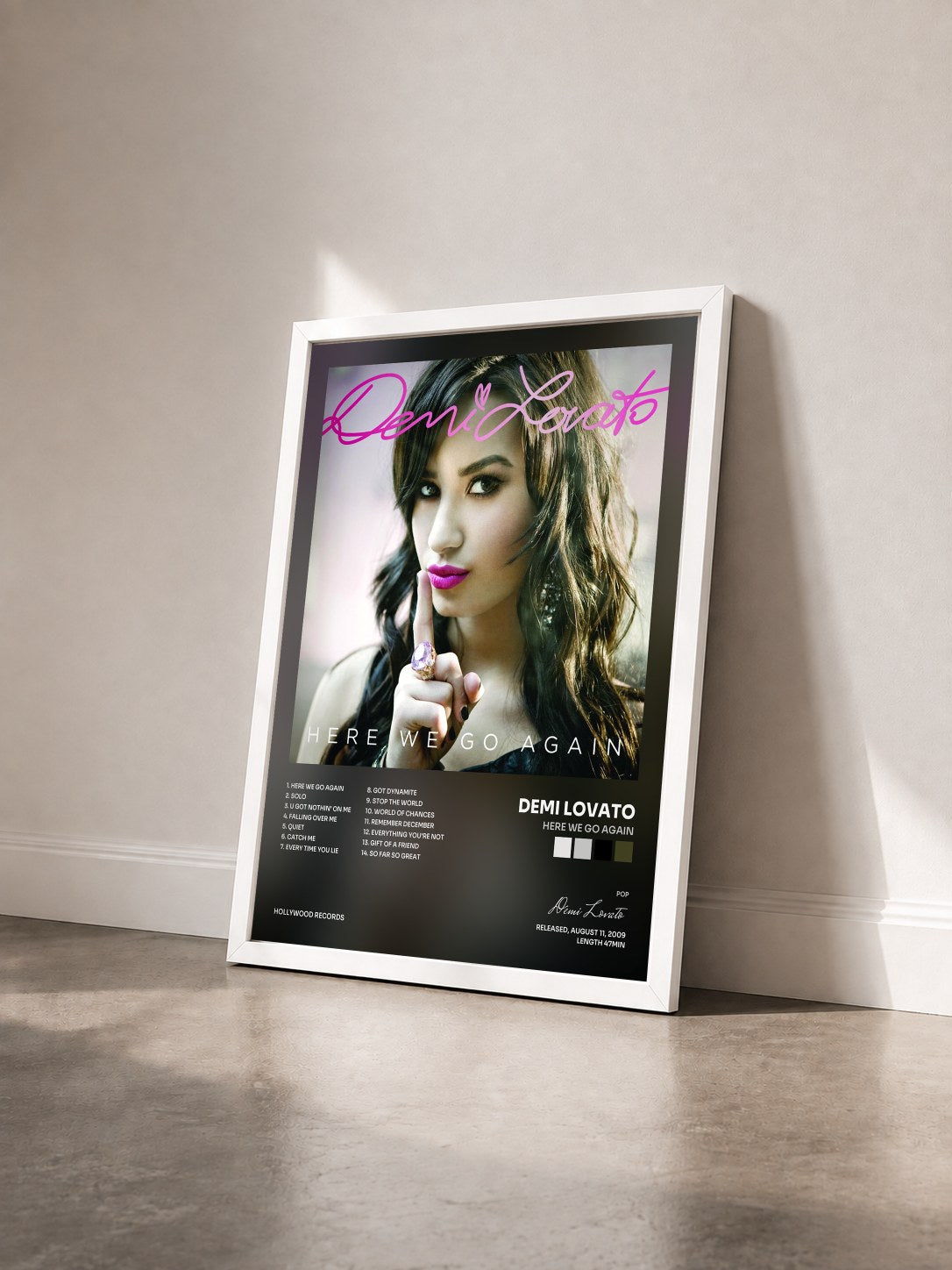 #blanc Tableau de l'album Here We Go Again de Demi Lovato vu de trois quarts, cadre blanc