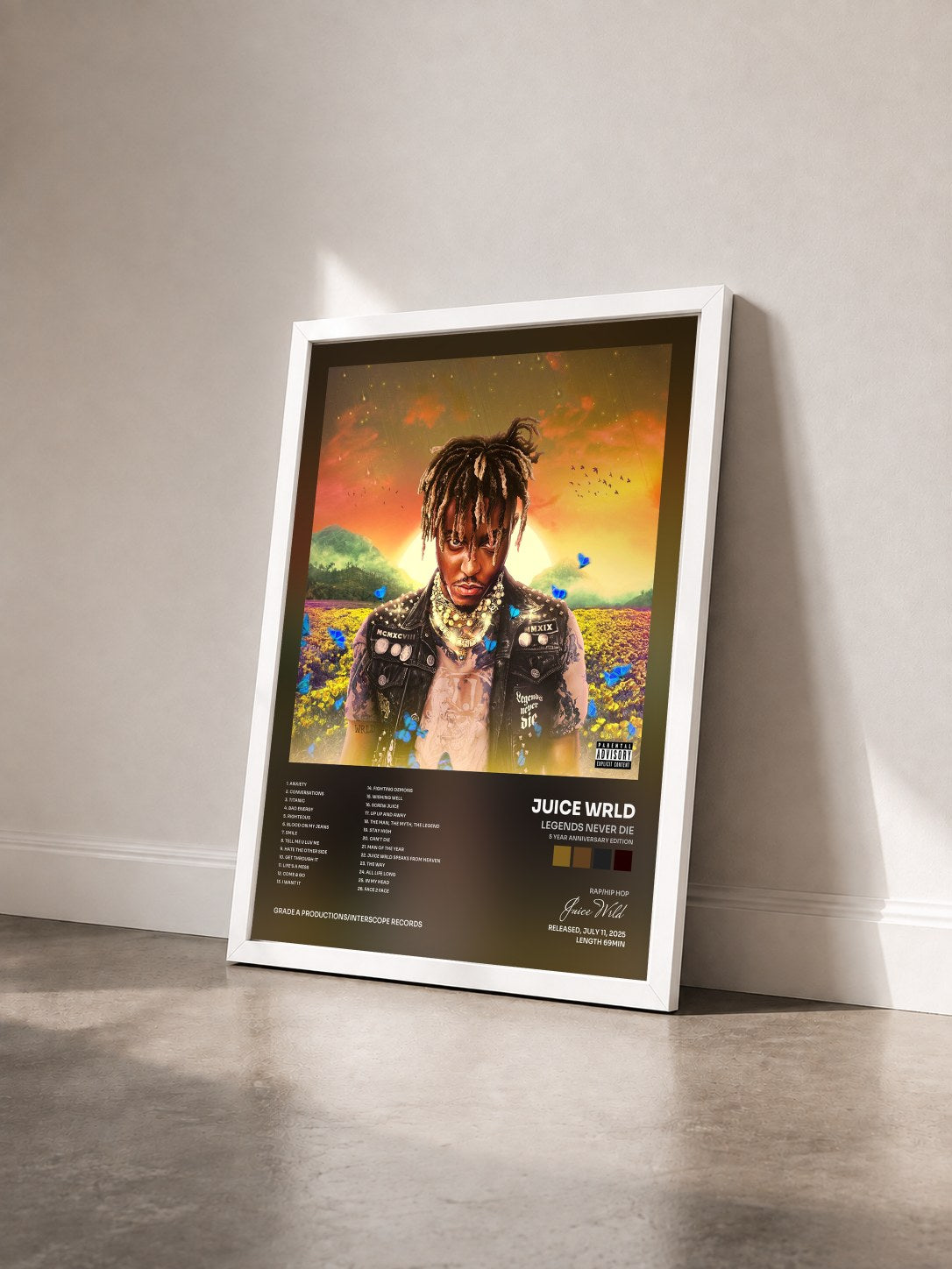 #blanc Tableau de l'album Legends Never Die (5 Year Anniversary Edition) de Juice Wrld vu de trois quarts, cadre blanc