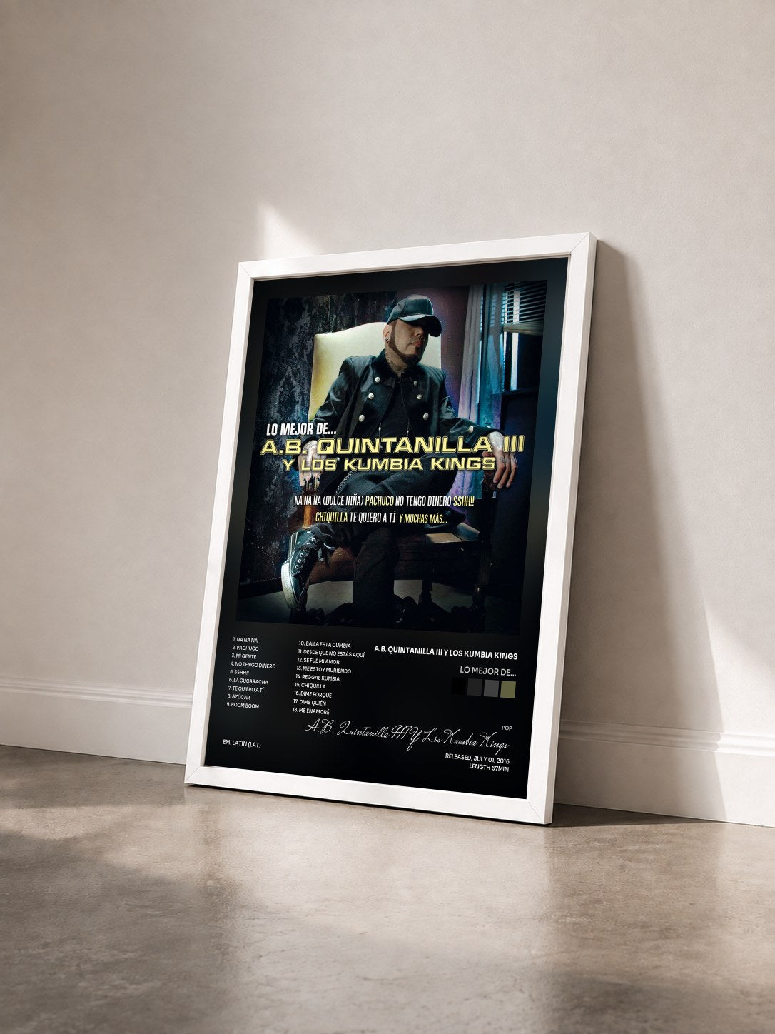 #blanc Tableau de l'album Lo Mejor De... de A.B. Quintanilla III Y Los Kumbia Kings vu de trois quarts, cadre blanc