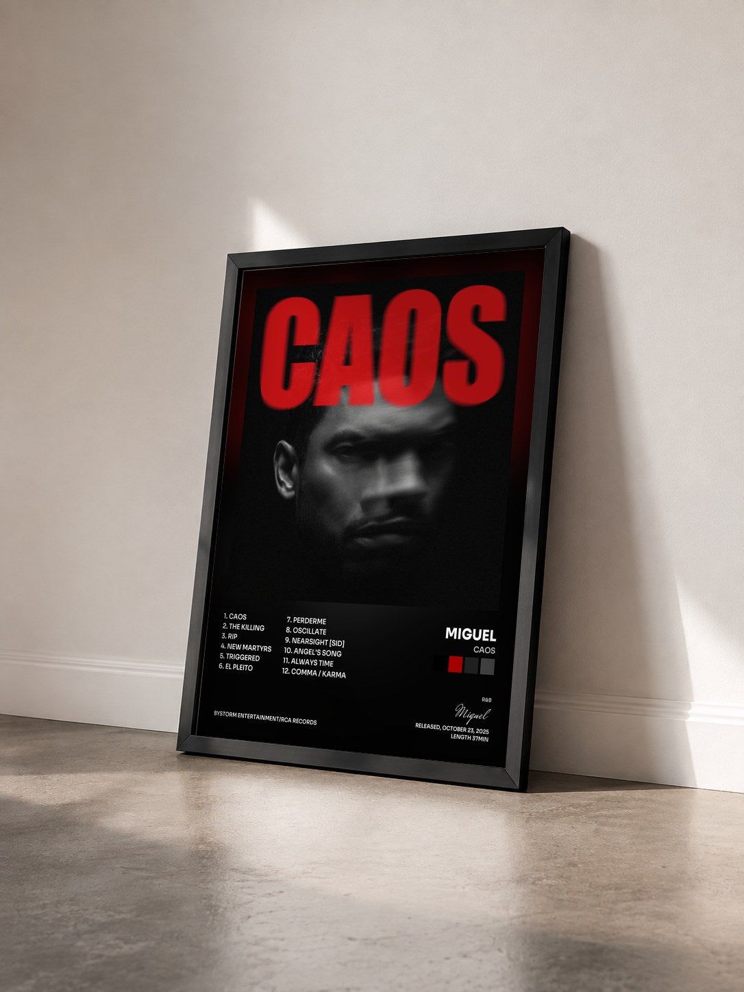 #noir CAOS de Miguel en lámina enmarcada vista de tres cuartos, marco negro