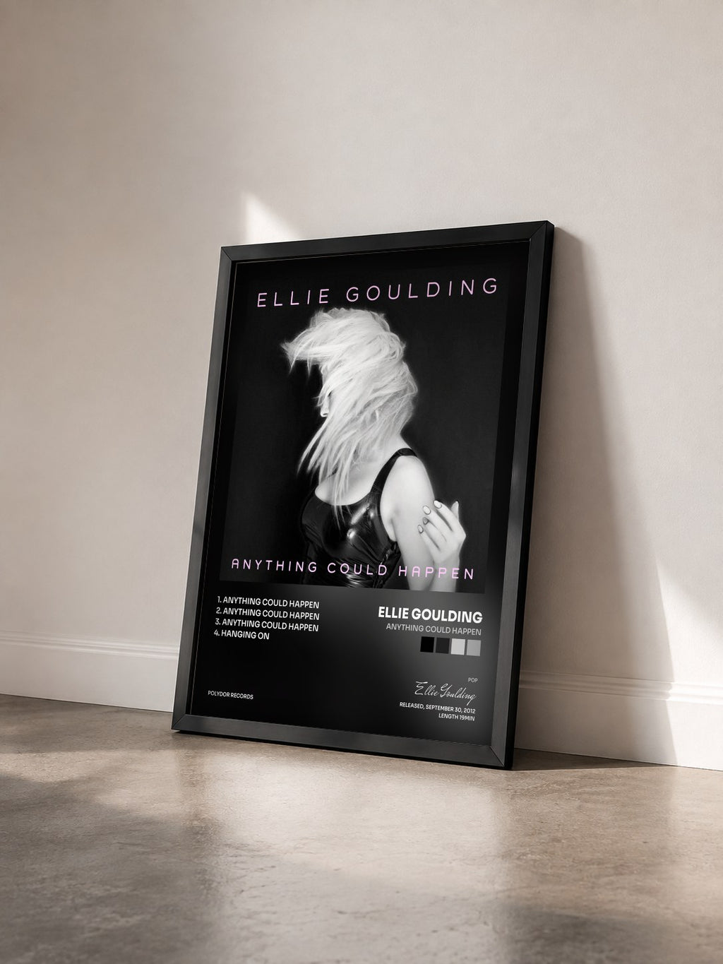 #noir Tableau de l'album Anything Could Happen de Ellie Goulding vu de trois quarts, cadre noir