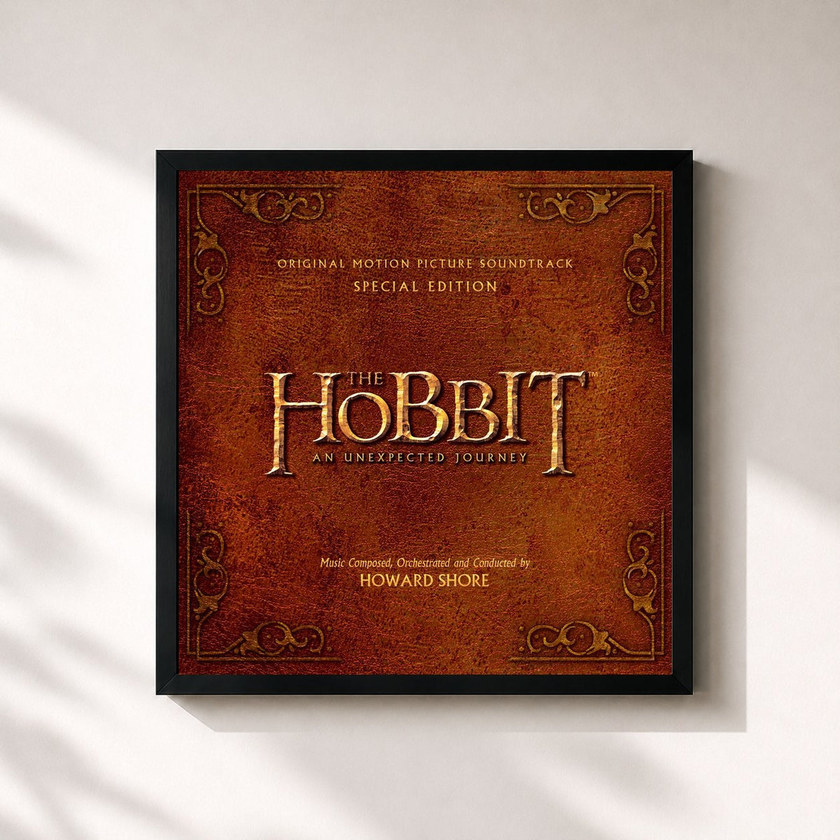 #noir Tableau carré de l'album The Hobbit: An Unexpected Journey (Original Motion Picture Soundtrack) (Special Edition) de Howard Shore, cadre noir 32x32 cm