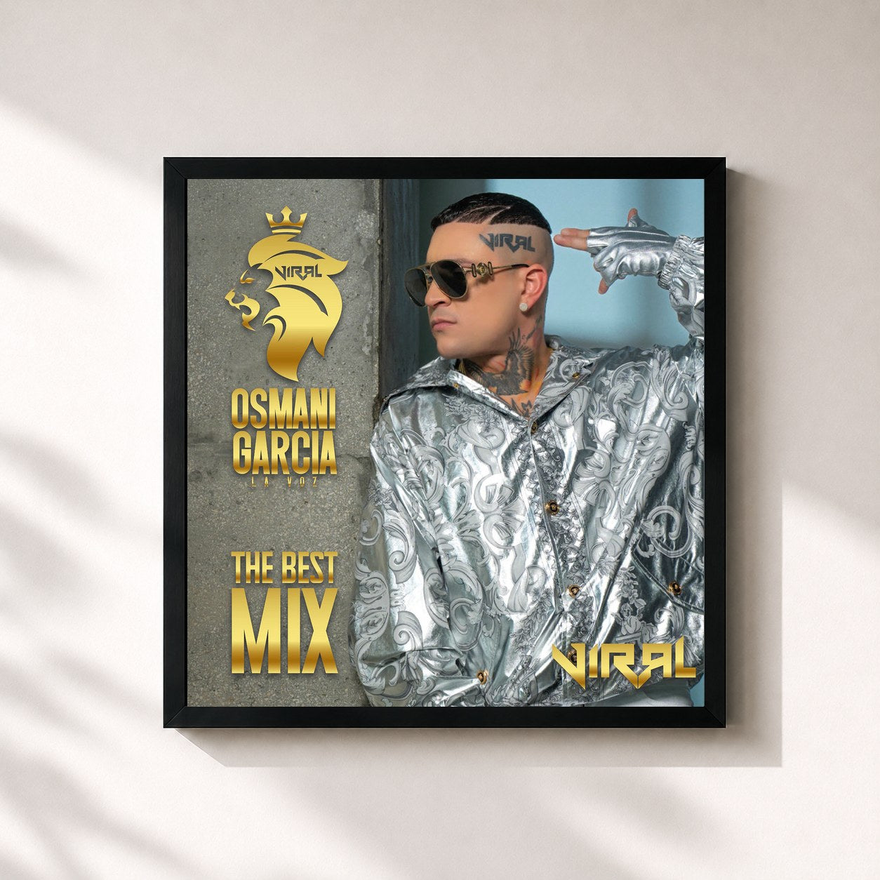 #noir Tableau carré de l'album The Best Mix de Osmani Garcia "La Voz", cadre noir 32x32 cm