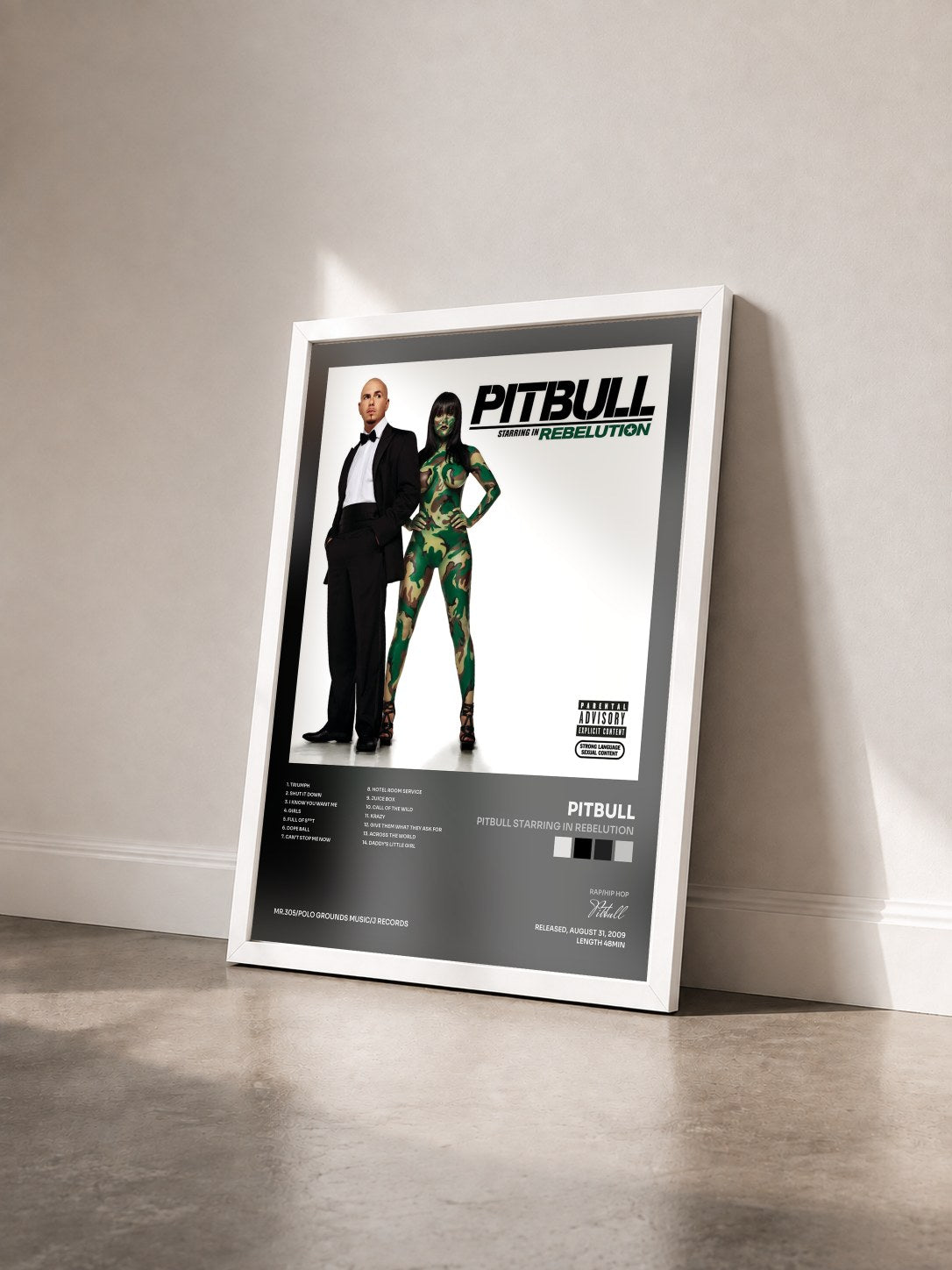 #blanc Pitbull Starring In Rebelution von Pitbull als gerahmter Kunstdruck von schräg gesehen, weißer Rahmen