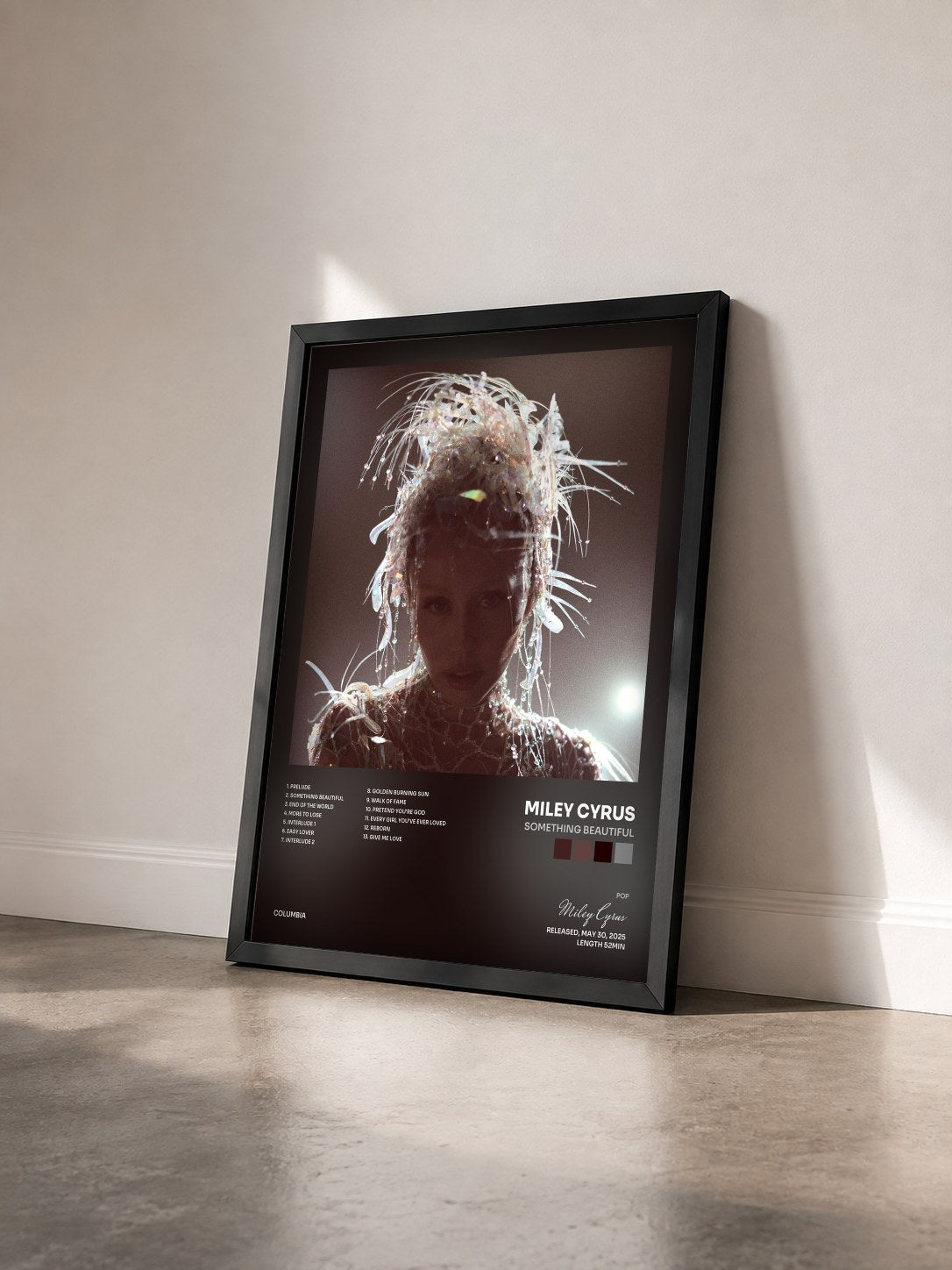 #noir Tableau de l'album Something Beautiful de Miley Cyrus vu de trois quarts, cadre noir