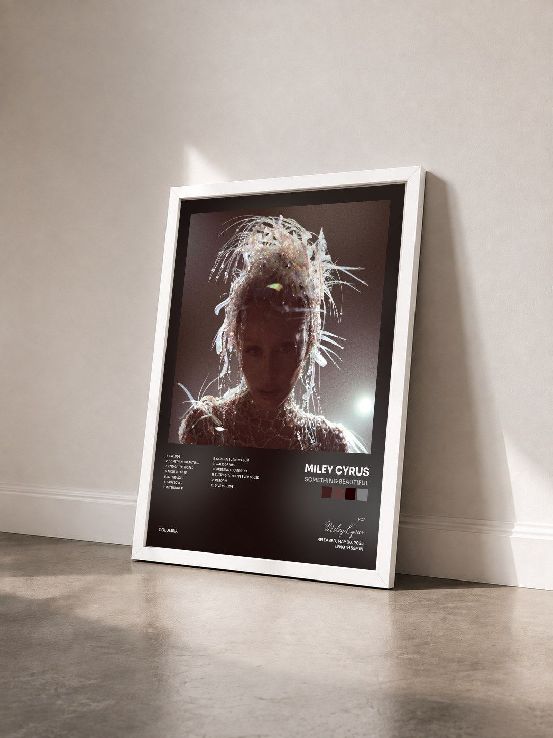 #blanc Tableau de l'album Something Beautiful de Miley Cyrus vu de trois quarts, cadre blanc