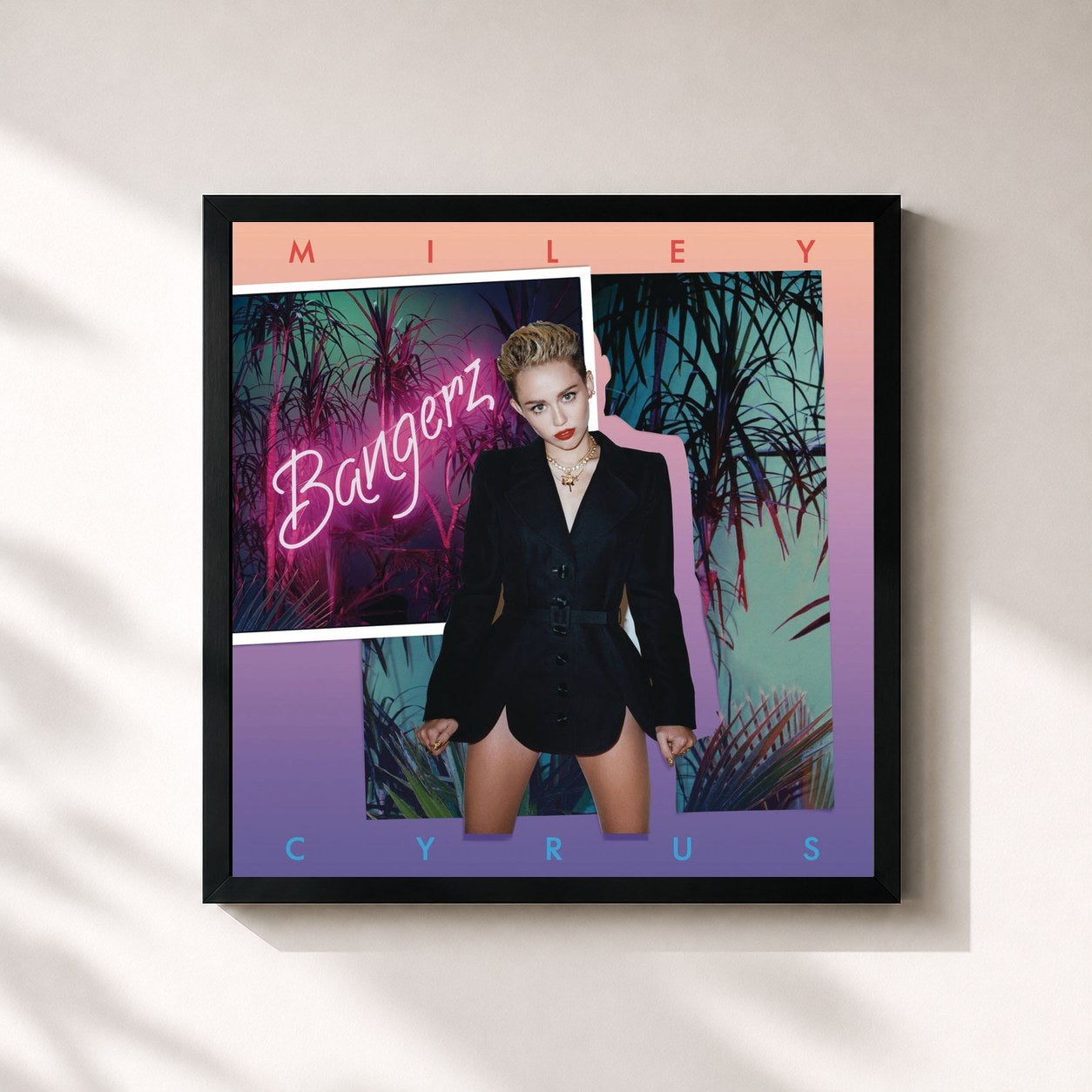 #noir Tableau carré de l'album Bangerz (Deluxe Version) de Miley Cyrus, cadre noir 32x32 cm