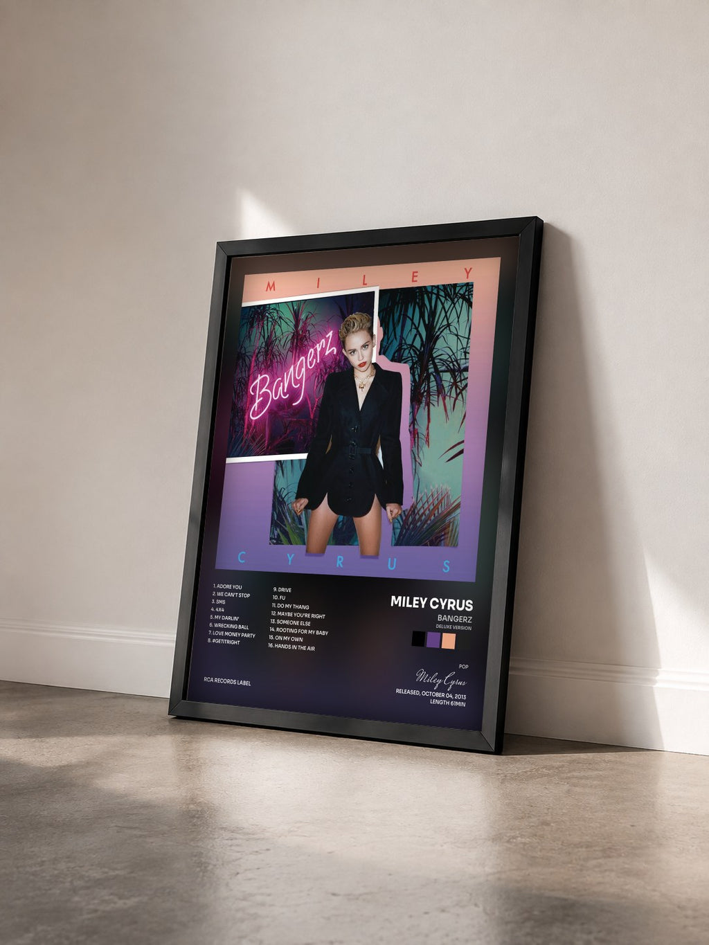 #noir Tableau de l'album Bangerz (Deluxe Version) de Miley Cyrus vu de trois quarts, cadre noir