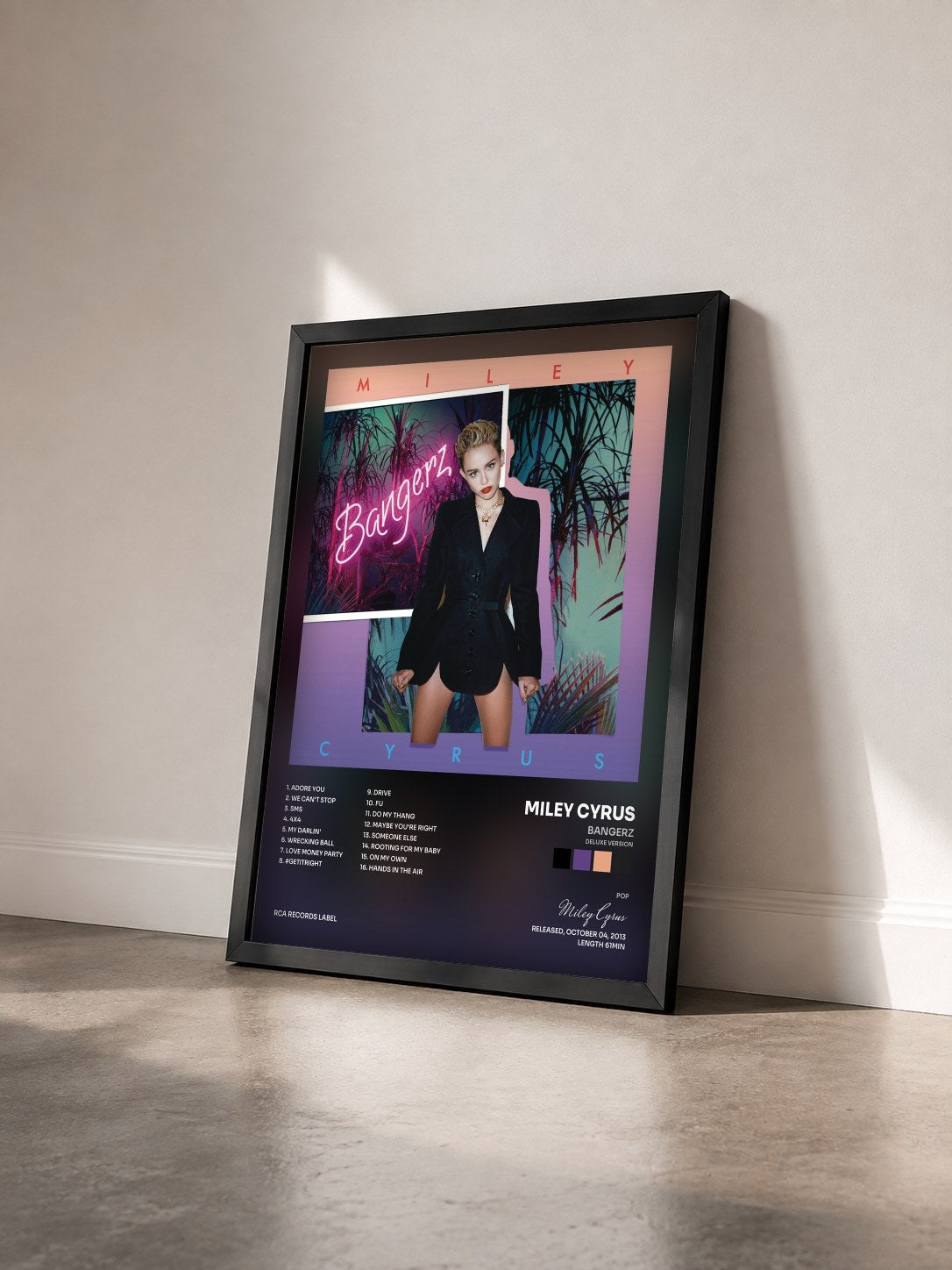 #noir Tableau de l'album Bangerz (Deluxe Version) de Miley Cyrus vu de trois quarts, cadre noir