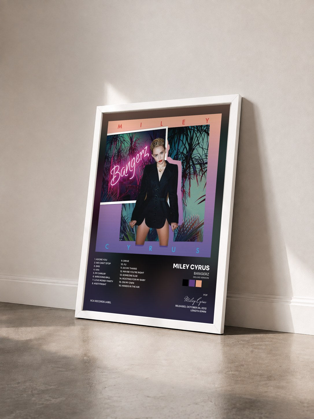 #blanc Tableau de l'album Bangerz (Deluxe Version) de Miley Cyrus vu de trois quarts, cadre blanc