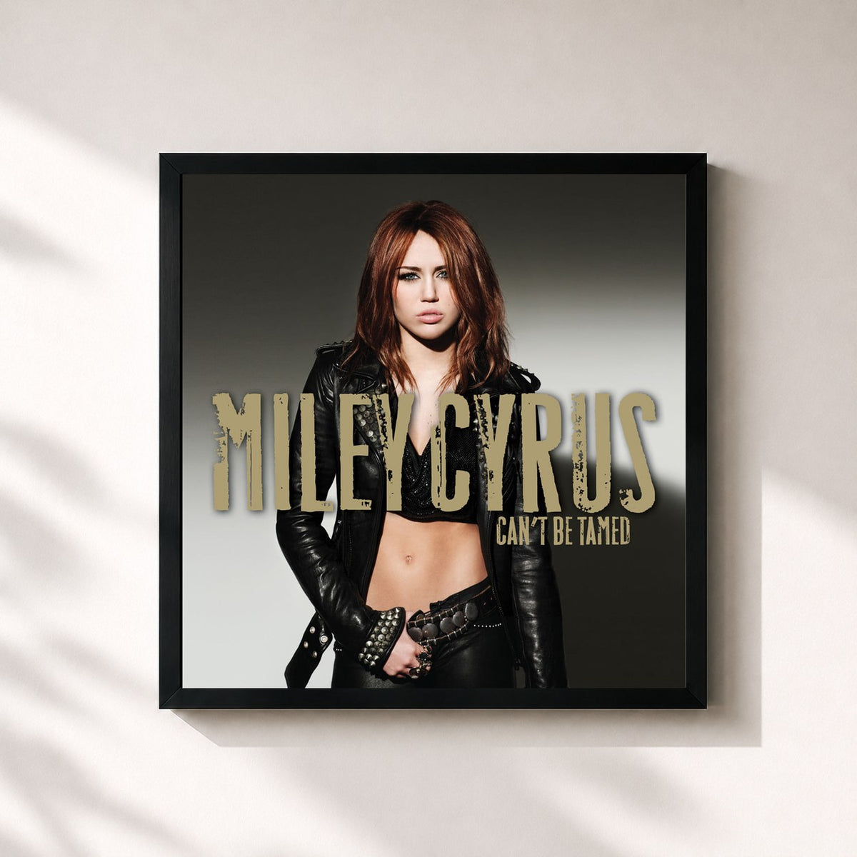 #noir Tableau carré de l'album Can't Be Tamed de Miley Cyrus, cadre noir 32x32 cm