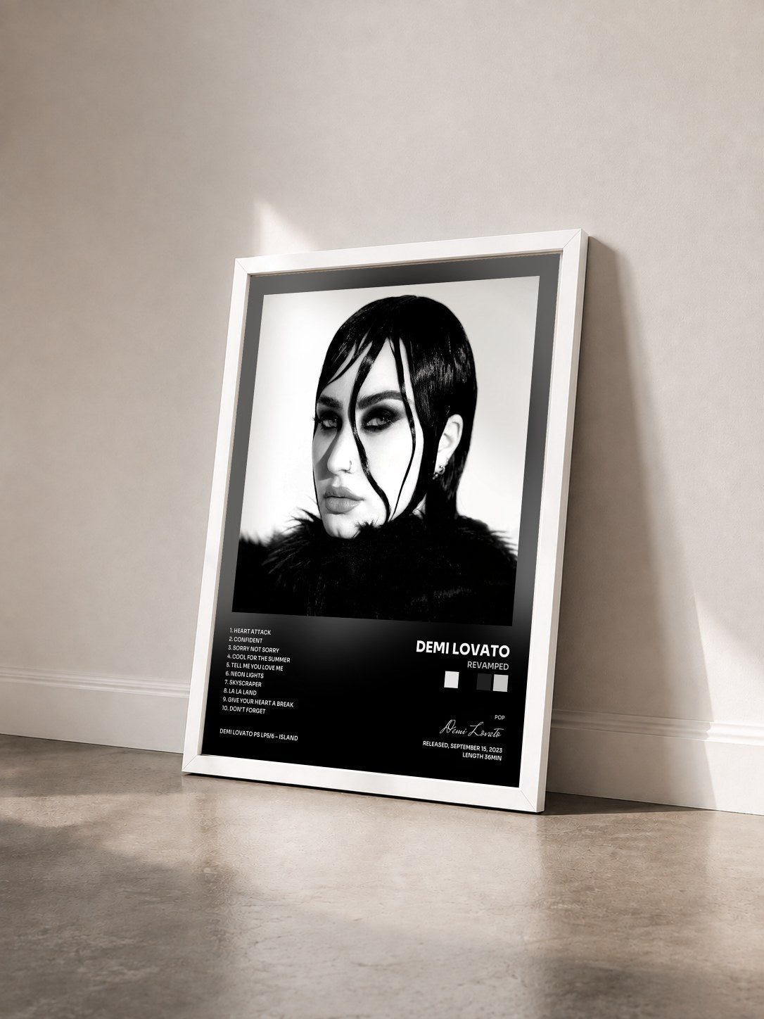 #blanc Tableau de l'album REVAMPED de Demi Lovato vu de trois quarts, cadre blanc