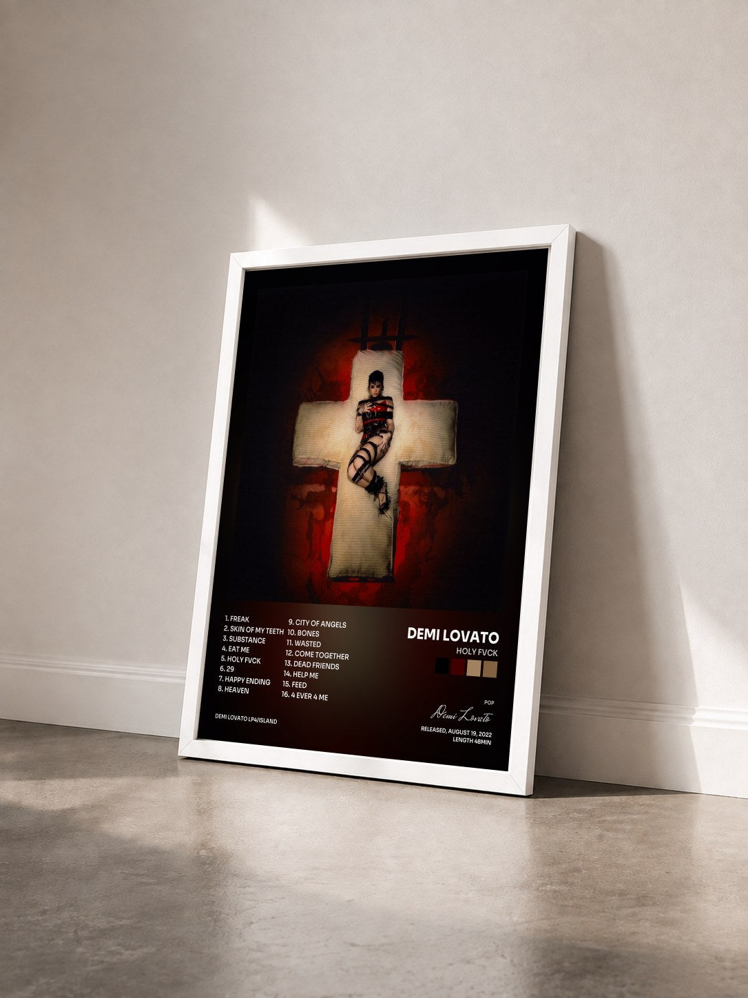 #blanc Tableau de l'album HOLY FVCK de Demi Lovato vu de trois quarts, cadre blanc