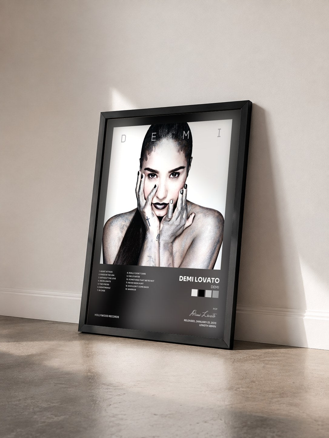 #noir Tableau de l'album Demi de Demi Lovato vu de trois quarts, cadre noir