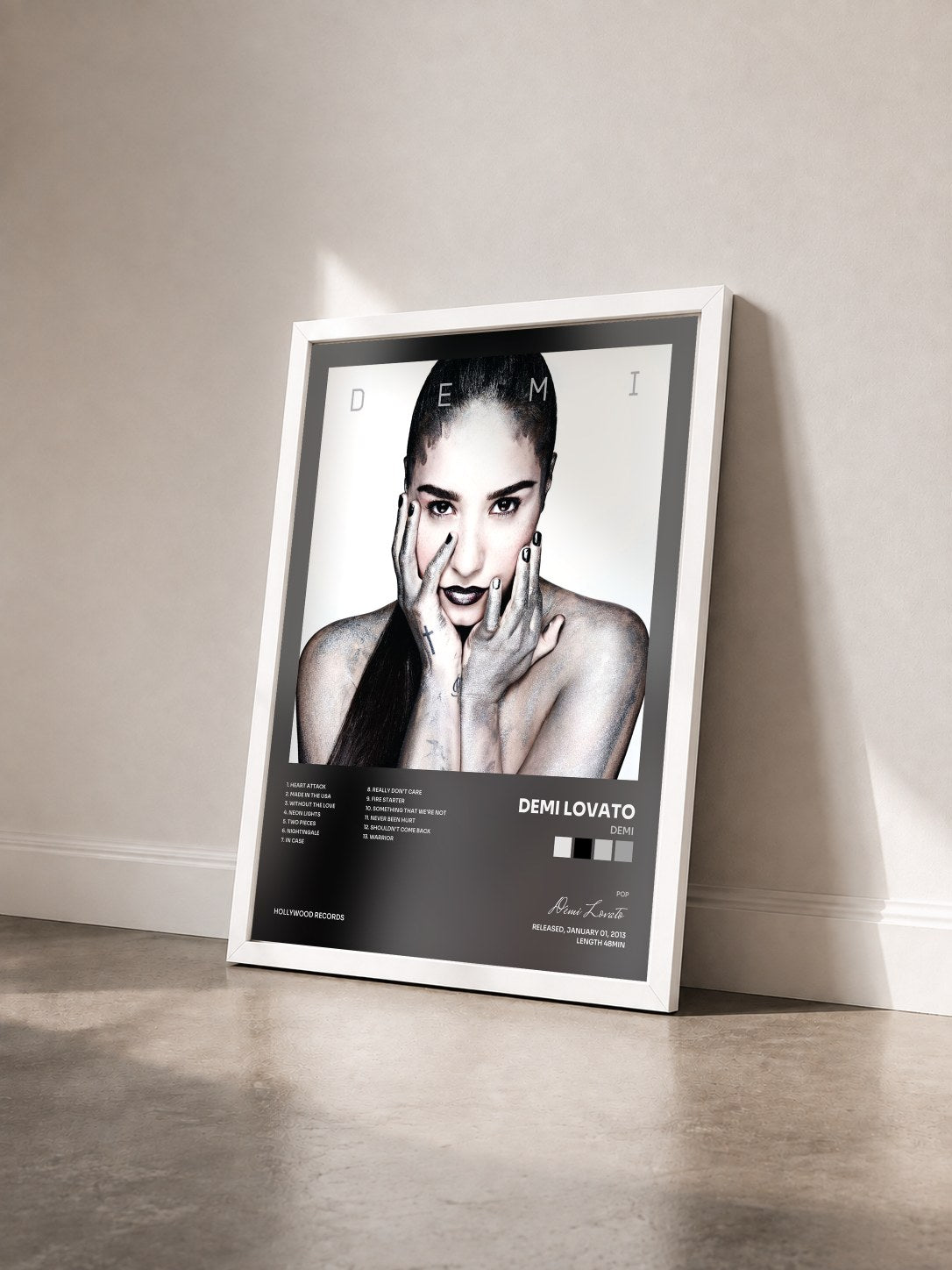 #blanc Tableau de l'album Demi de Demi Lovato vu de trois quarts, cadre blanc