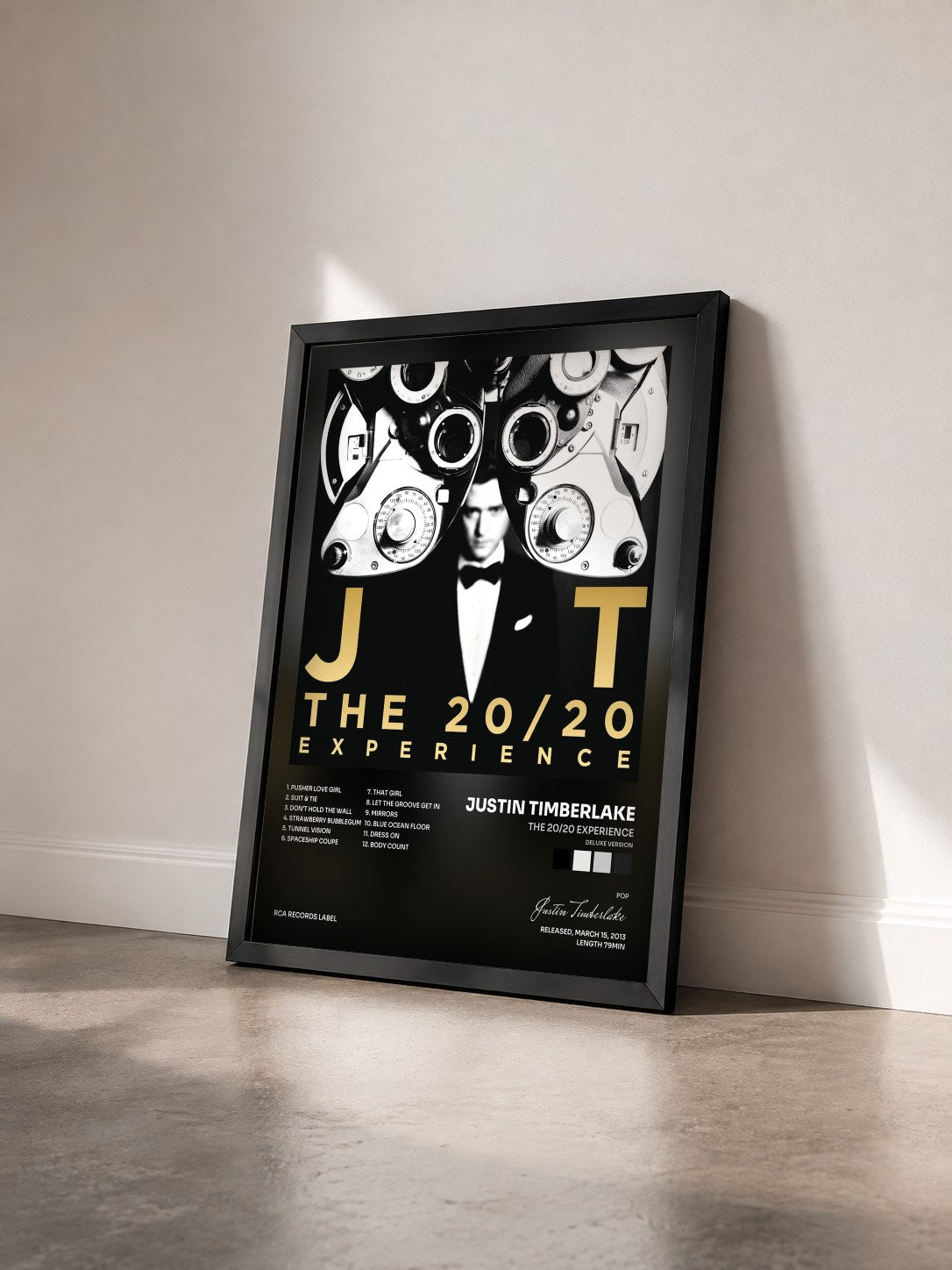 #noir Tableau de l'album The 20/20 Experience (Deluxe Version) de Justin Timberlake vu de trois quarts, cadre noir