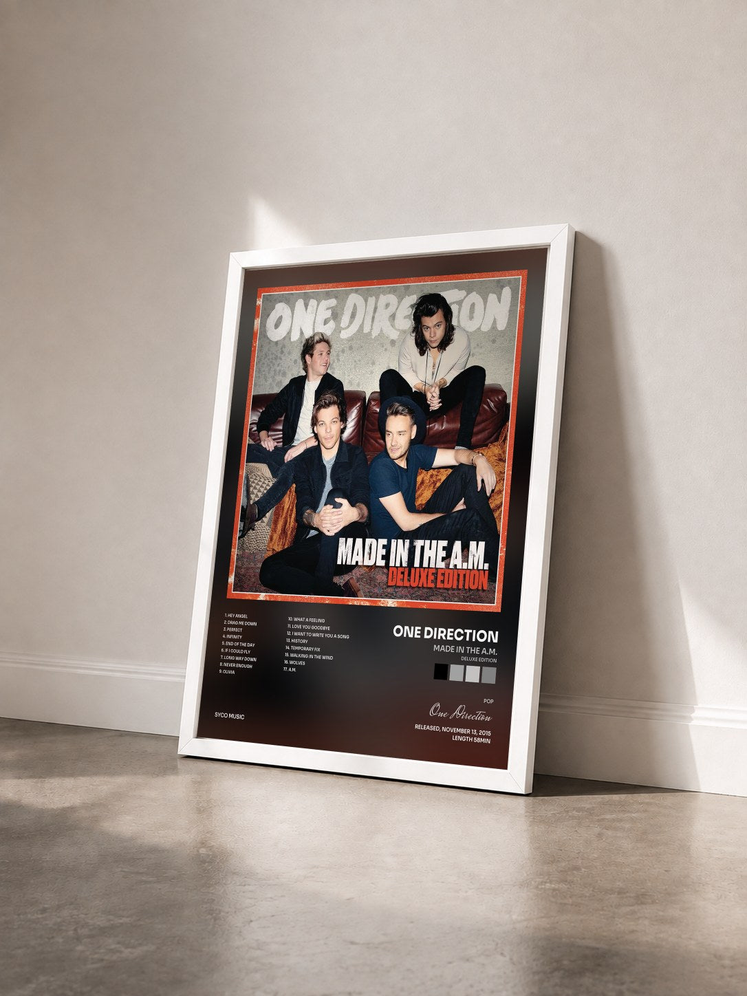 #blanc Made In The A.M. (Deluxe Edition) di One Direction in stampa incorniciata vista di tre quarti, cornice bianca