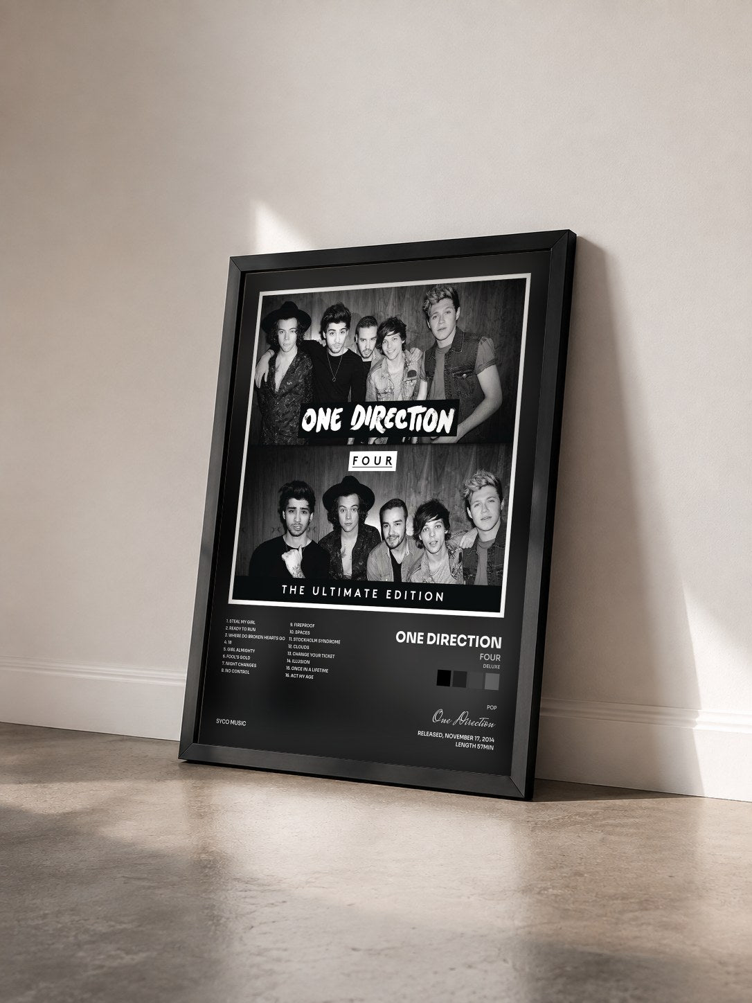 #noir FOUR (Deluxe) di One Direction in stampa incorniciata vista di tre quarti, cornice nera