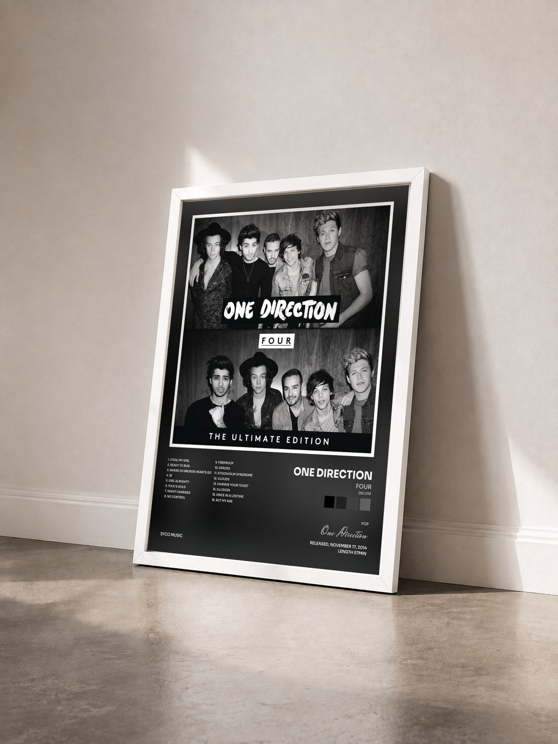 #blanc FOUR (Deluxe) di One Direction in stampa incorniciata vista di tre quarti, cornice bianca
