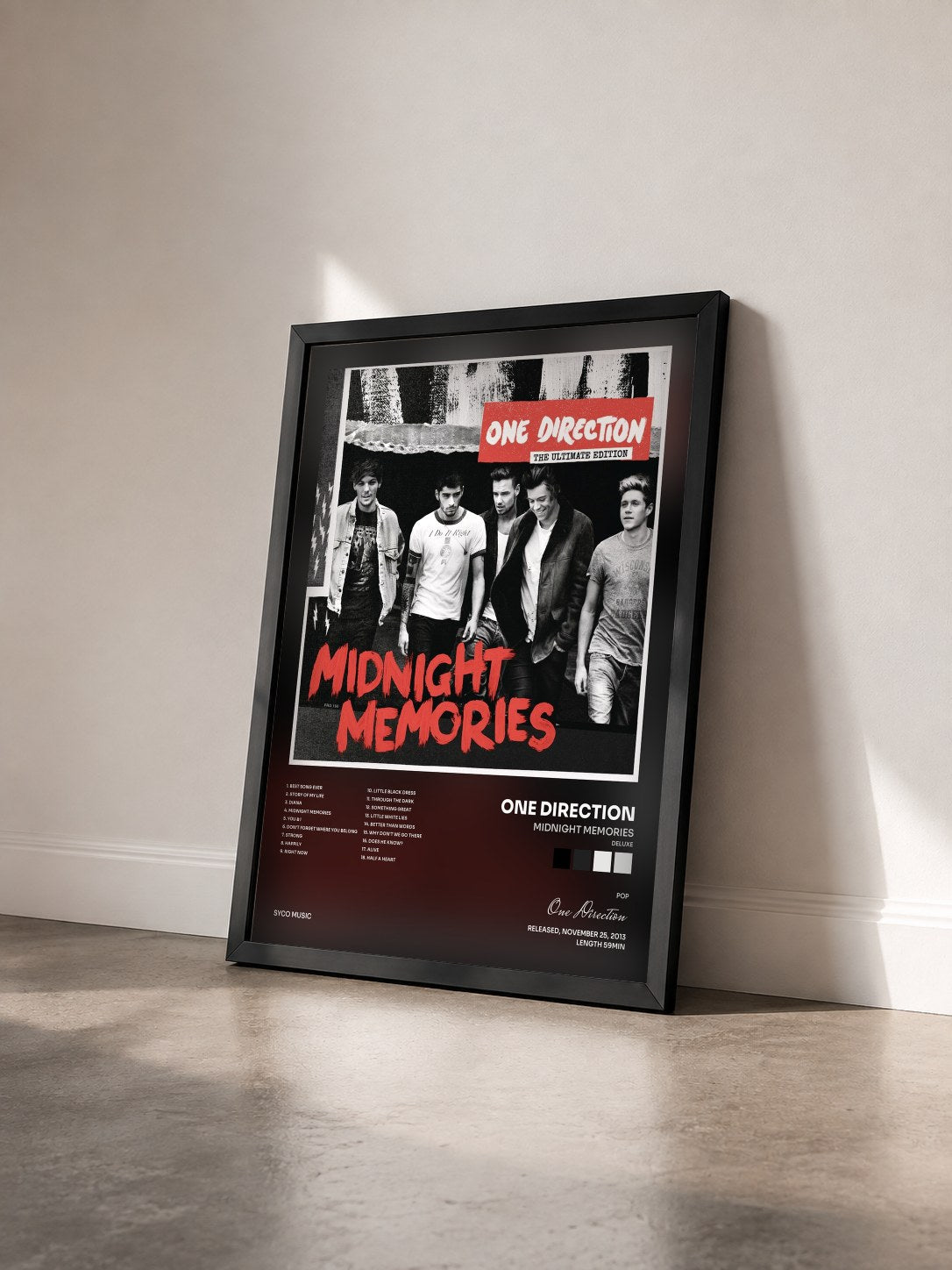 #noir Midnight Memories (Deluxe) di One Direction in stampa incorniciata vista di tre quarti, cornice nera