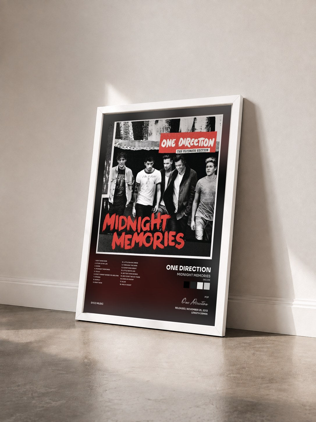 #blanc Midnight Memories (Deluxe) di One Direction in stampa incorniciata vista di tre quarti, cornice bianca