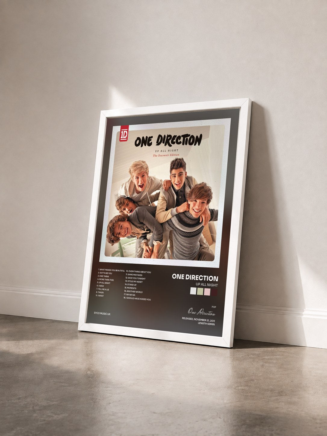 #blanc Up All Night de One Direction en lámina enmarcada vista de tres cuartos, marco blanco