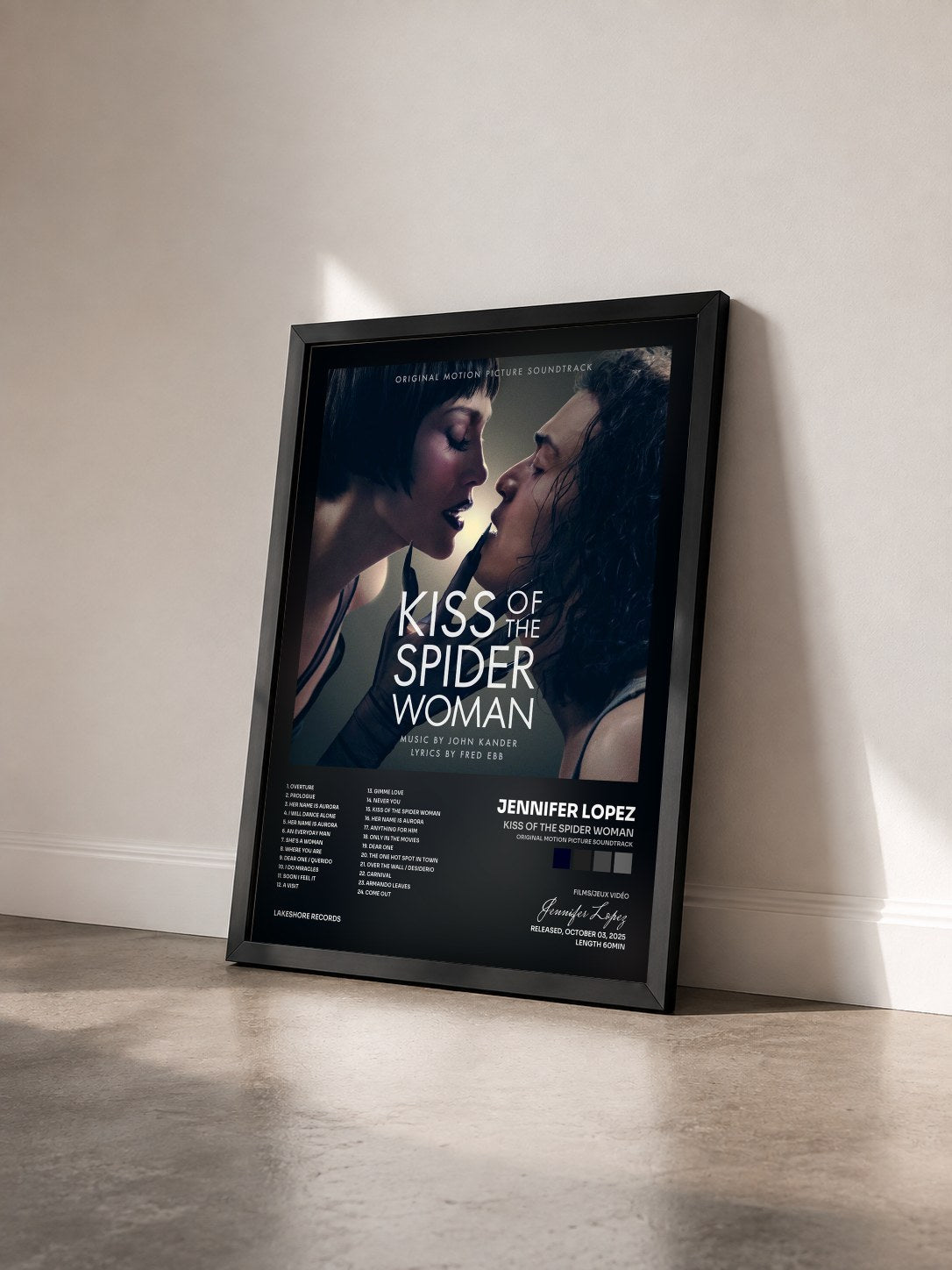 #noir Tableau de l'album Kiss of the Spider Woman (Original Motion Picture Soundtrack) de Jennifer Lopez vu de trois quarts, cadre noir