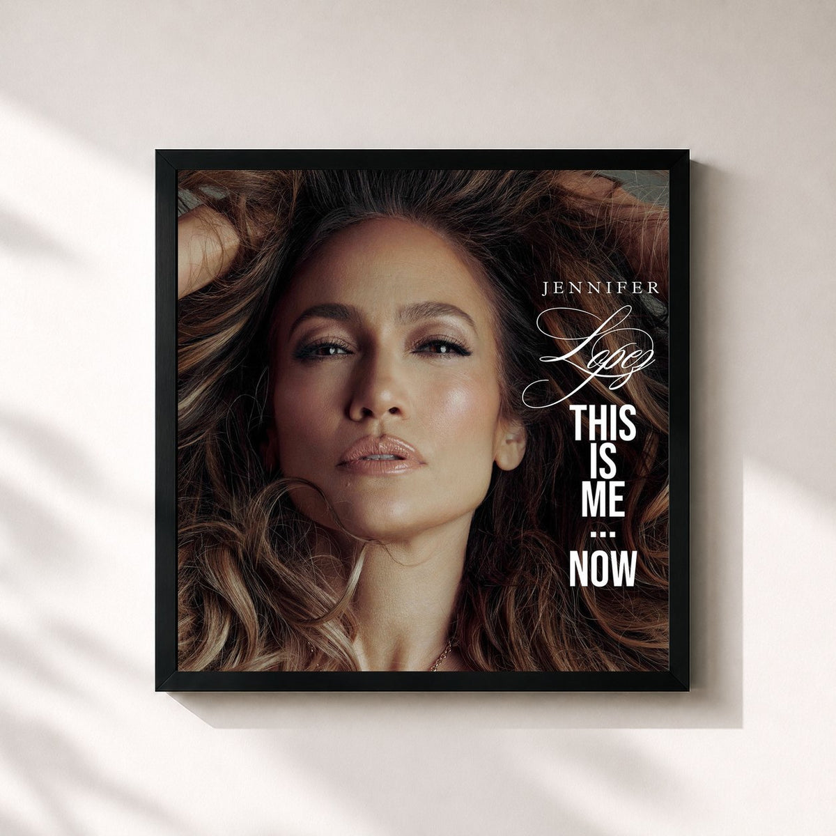 #noir Tableau carré de l'album This Is Me...Now de Jennifer Lopez, cadre noir 32x32 cm