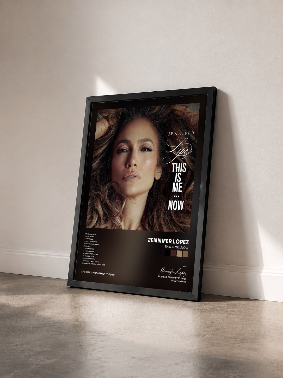 #noir Tableau de l'album This Is Me...Now de Jennifer Lopez vu de trois quarts, cadre noir