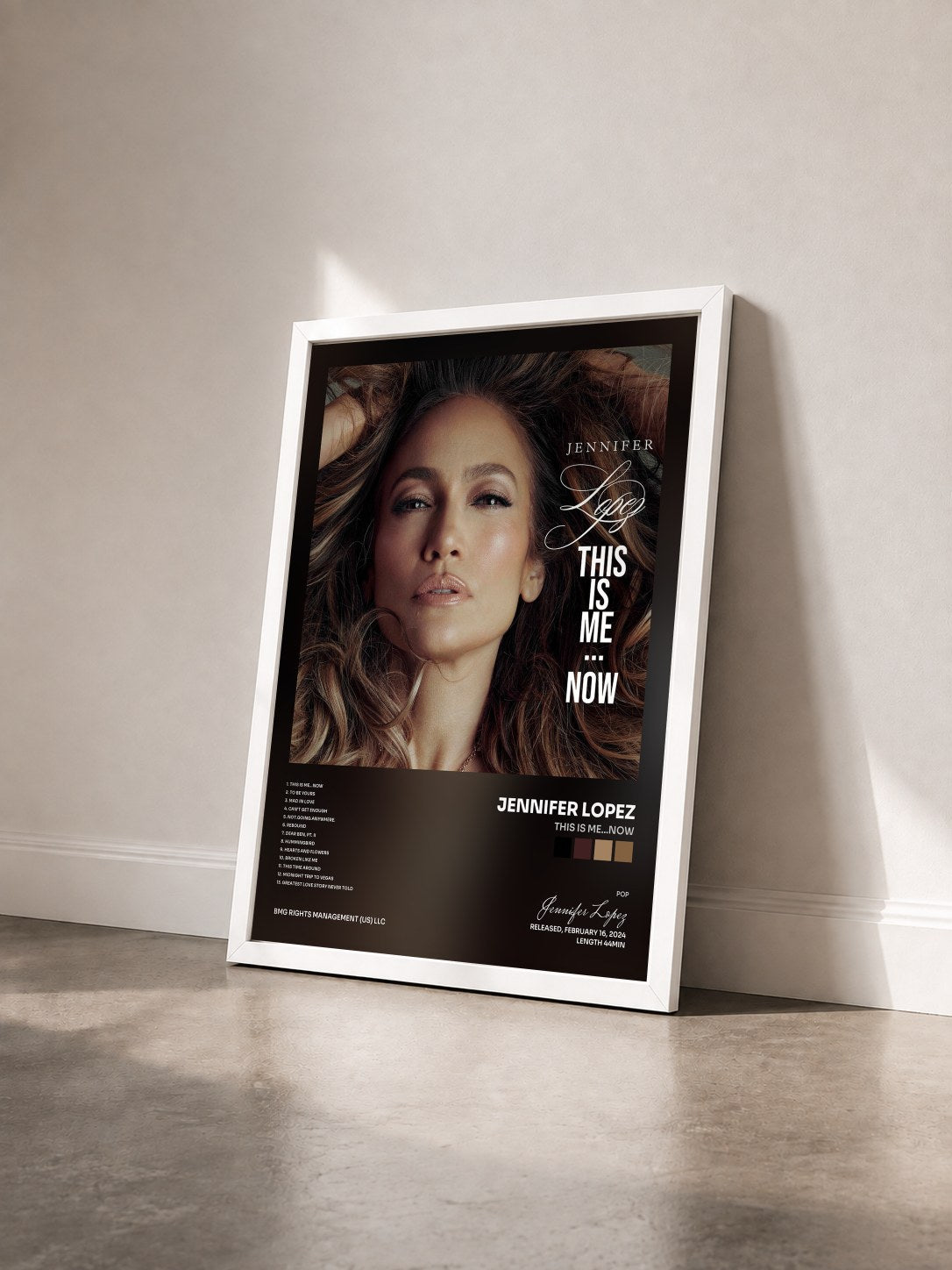 #blanc Tableau de l'album This Is Me...Now de Jennifer Lopez vu de trois quarts, cadre blanc