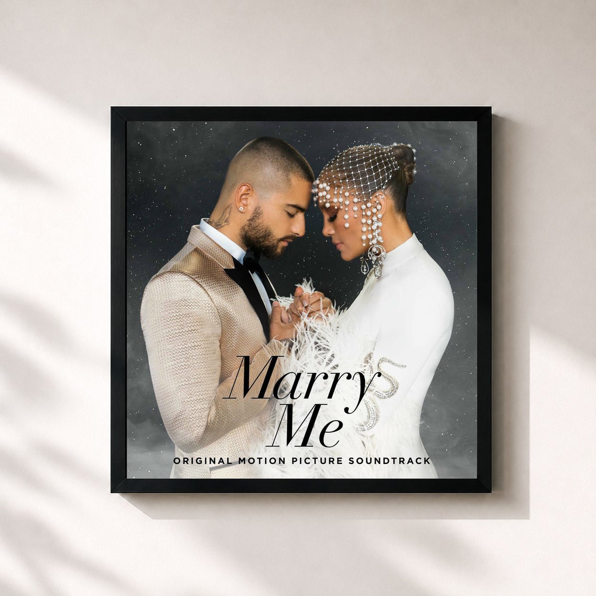 #noir Tableau carré de l'album Marry Me (Original Motion Picture Soundtrack) de Jennifer Lopez, cadre noir 32x32 cm
