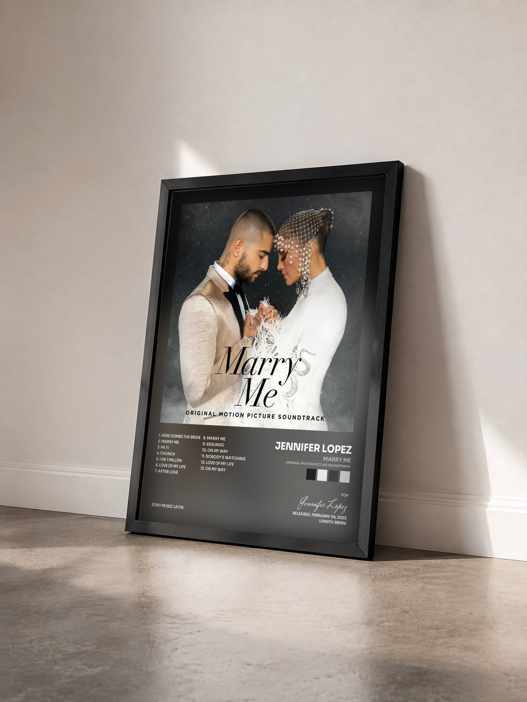 #noir Tableau de l'album Marry Me (Original Motion Picture Soundtrack) de Jennifer Lopez vu de trois quarts, cadre noir