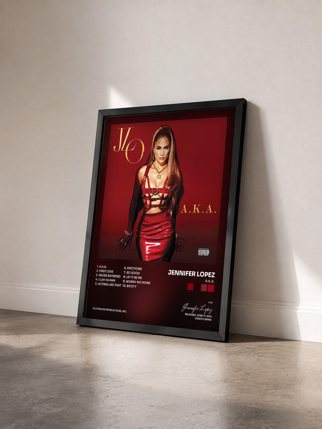 #noir Tableau de l'album A.K.A. de Jennifer Lopez vu de trois quarts, cadre noir