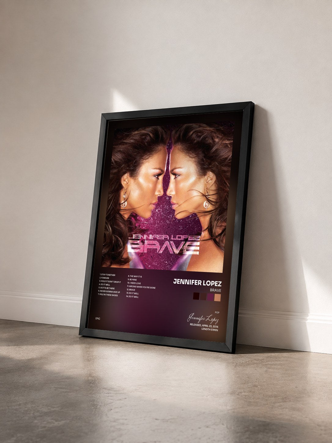 #noir Tableau de l'album Brave de Jennifer Lopez vu de trois quarts, cadre noir